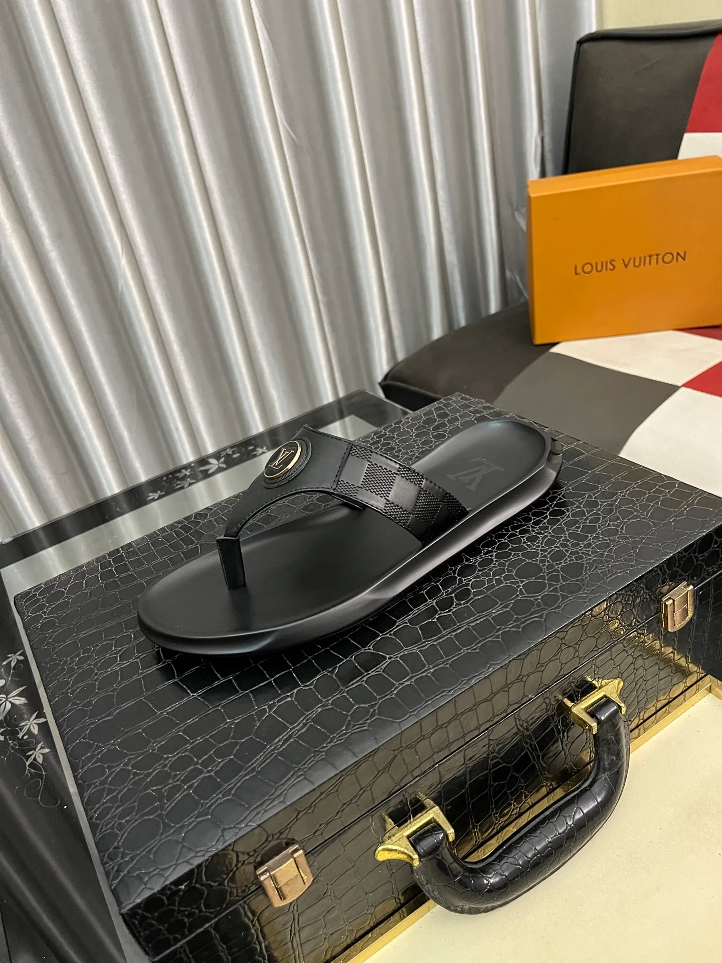 Men's shoes 💰260⌚️⌚️lv-Louis Vuitton) new men's sandals, high-end boutique, exquisite embossed logo decoration on the upper, fine workmanship, super soft soles, casual, loose and comfortable, a must-have in summer! \nsize: 38-443️⃣Colors available